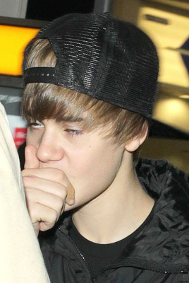 12.06 | Justin Bieber chegando em Londres