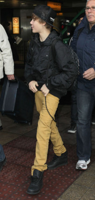 12.06 | Justin Bieber chegando em Londres