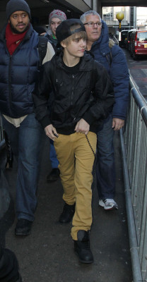 12.06 | Justin Bieber chegando em Londres