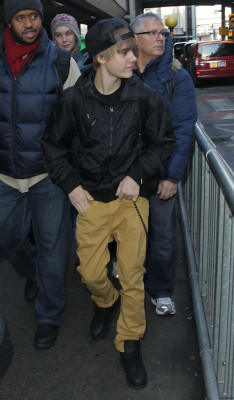 12.06 | Justin Bieber chegando em Londres