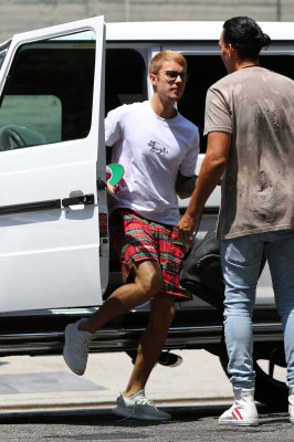 08.06 | Justin Bieber chegando no teatro The Wiltern em Los Angeles, Califórnia