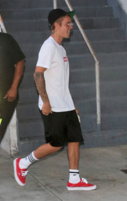 16.08 | Justin Bieber chegando na igreja em Los Angeles, Califórnia