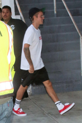 16.08 | Justin Bieber chegando na igreja em Los Angeles, Califórnia
