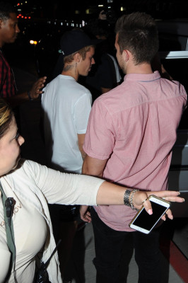 16.08 | Justin Bieber deixando a igreja em Beverly Hills, na Califórnia