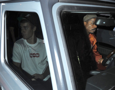 16.08 | Justin Bieber deixando a igreja em Beverly Hills, na Califórnia