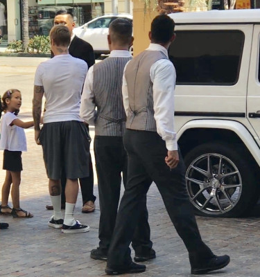 19.08 | Justin Bieber é visto no hotel Montage em Beverly Hills, na California