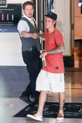 20.08 | Justin Bieber é fotografado no hotel London em Los Angeles, na California