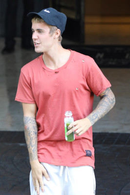 20.08 | Justin Bieber é fotografado no hotel London em Los Angeles, na California