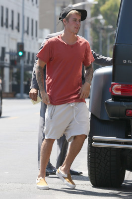 20.08 | Justin Bieber é fotografado no hotel London em Los Angeles, na California
