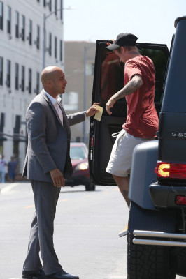 20.08 | Justin Bieber é fotografado no hotel London em Los Angeles, na California