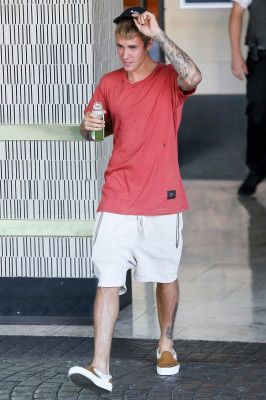 20.08 | Justin Bieber é fotografado no hotel London em Los Angeles, na California