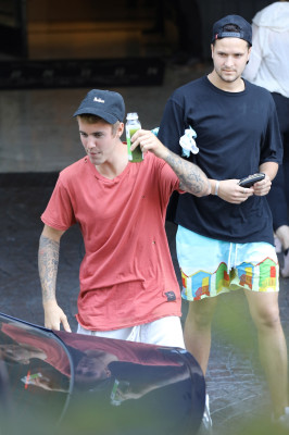 20.08 | Justin Bieber é fotografado no hotel London em Los Angeles, na California