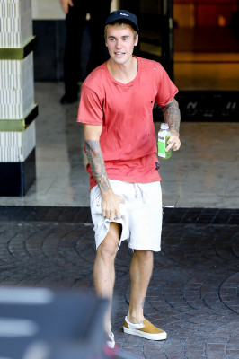 20.08 | Justin Bieber é fotografado no hotel London em Los Angeles, na California