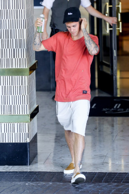 20.08 | Justin Bieber é fotografado no hotel London em Los Angeles, na California