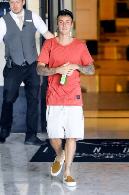 20.08 | Justin Bieber é fotografado no hotel London em Los Angeles, na California