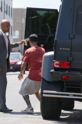 20.08 | Justin Bieber é fotografado no hotel London em Los Angeles, na California