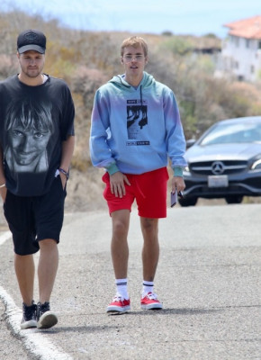 21.08 | Justin Bieber caminhando em Malibu, na California