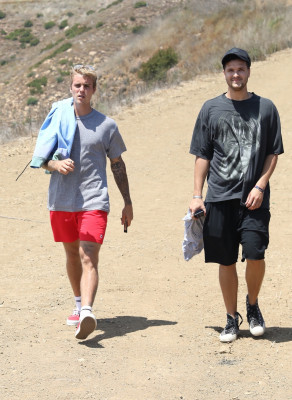 21.08 | Justin Bieber caminhando em Malibu, na California