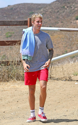 21.08 | Justin Bieber caminhando em Malibu, na California