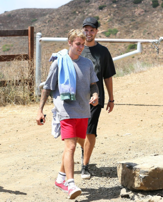 21.08 | Justin Bieber caminhando em Malibu, na California