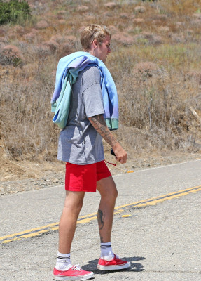 21.08 | Justin Bieber caminhando em Malibu, na California