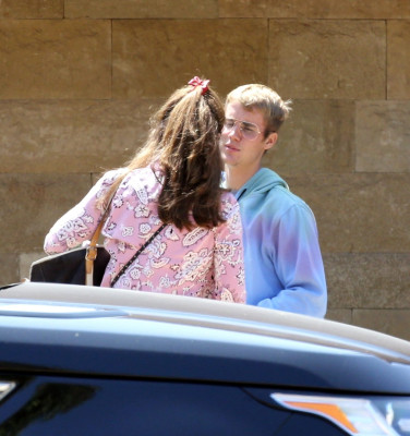 21.08 | Justin Bieber com Maria Shriver em Malibu, na California