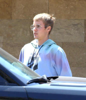 21.08 | Justin Bieber com Maria Shriver em Malibu, na California