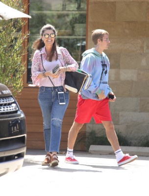 21.08 | Justin Bieber com Maria Shriver em Malibu, na California