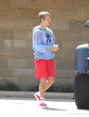 21.08 | Justin Bieber com Maria Shriver em Malibu, na California