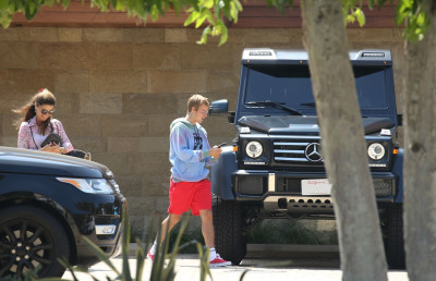 21.08 | Justin Bieber com Maria Shriver em Malibu, na California