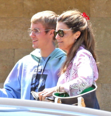 21.08 | Justin Bieber com Maria Shriver em Malibu, na California
