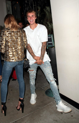 23.08 | Justin Bieber deixando o restaurante Catch em West Hollywood, na California