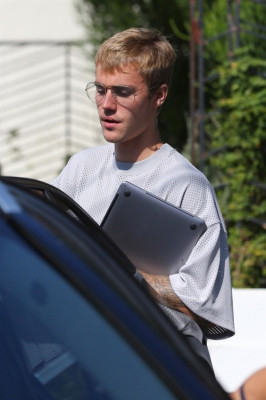 23.08 | Justin Bieber chegando/deixando o Coffee Commissary em Burbank, na California