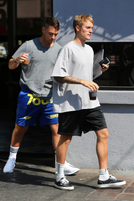 23.08 | Justin Bieber chegando/deixando o Coffee Commissary em Burbank, na California