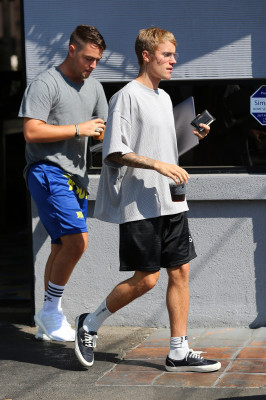 23.08 | Justin Bieber chegando/deixando o Coffee Commissary em Burbank, na California