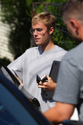 23.08 | Justin Bieber chegando/deixando o Coffee Commissary em Burbank, na California