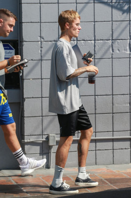23.08 | Justin Bieber chegando/deixando o Coffee Commissary em Burbank, na California