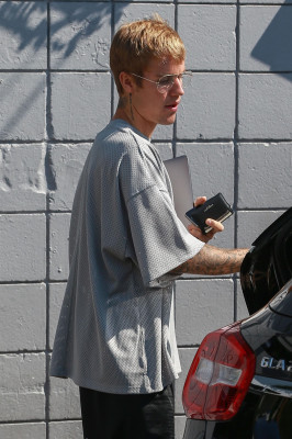 23.08 | Justin Bieber chegando/deixando o Coffee Commissary em Burbank, na California
