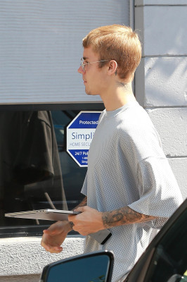 23.08 | Justin Bieber chegando/deixando o Coffee Commissary em Burbank, na California