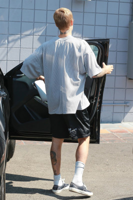 23.08 | Justin Bieber chegando/deixando o Coffee Commissary em Burbank, na California