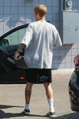 23.08 | Justin Bieber chegando/deixando o Coffee Commissary em Burbank, na California