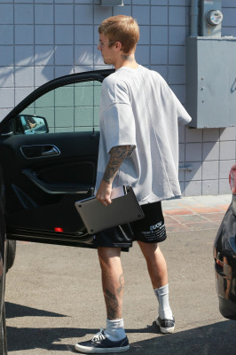 23.08 | Justin Bieber chegando/deixando o Coffee Commissary em Burbank, na California