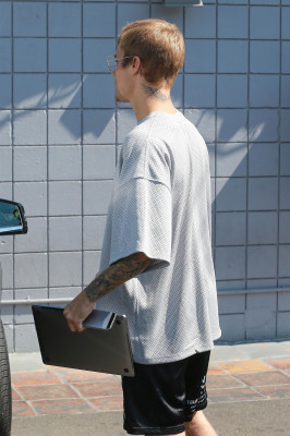 23.08 | Justin Bieber chegando/deixando o Coffee Commissary em Burbank, na California