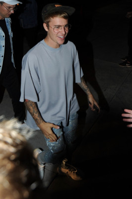 23.08 | Justin Bieber chegando/deixando o Saban Theatre em Beverly Hills, na California