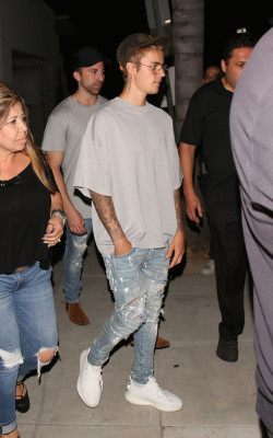23.08 | Justin Bieber chegando/deixando o Saban Theatre em Beverly Hills, na California