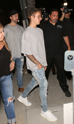 23.08 | Justin Bieber chegando/deixando o Saban Theatre em Beverly Hills, na California