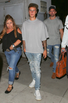23.08 | Justin Bieber chegando/deixando o Saban Theatre em Beverly Hills, na California
