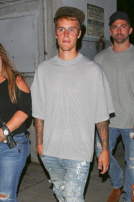 23.08 | Justin Bieber chegando/deixando o Saban Theatre em Beverly Hills, na California