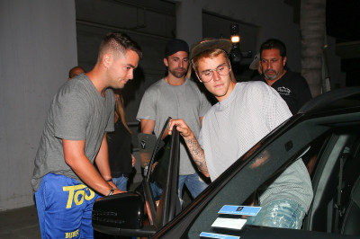 23.08 | Justin Bieber chegando/deixando o Saban Theatre em Beverly Hills, na California