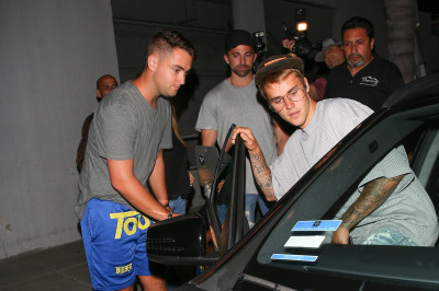 23.08 | Justin Bieber chegando/deixando o Saban Theatre em Beverly Hills, na California
